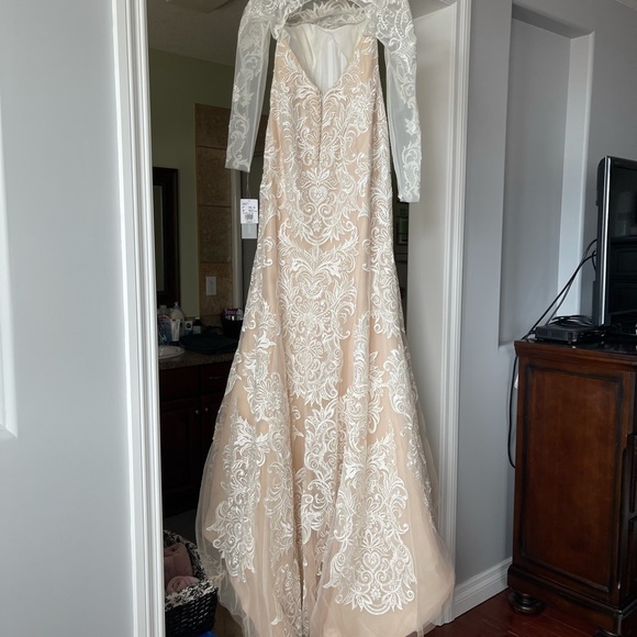 Oleg Cassini Wedding Dress and Headpiece - Picture 2 of 8